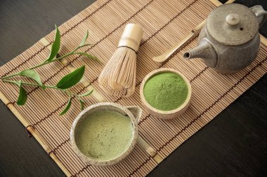 Bambu peçete üzerinde organik yeşil Matcha çay üstten görünüm.