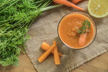 Taze havuç güler yüzlü cam üstten görünüm.
