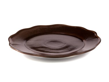 Beyaz arka plan üzerinde koyu kahverengi modern seramik tabak.