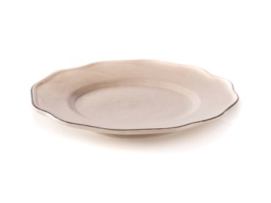 Beyaz arka plan üzerinde basit bej düz plaka.