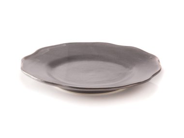 Siyah modern seramik tabak beyaz arka plan üzerinde izole.