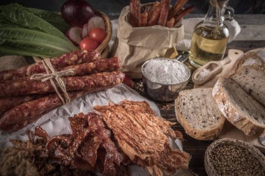 Ekmek lezzetli adet dilimlenmiş jambon, sosis, domates ahşap tablo.