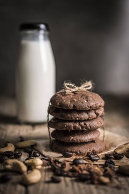 Fırından yeni çıkmış kahve çekirdekleri ile kaşu fındık çerezleri rustik ahşap masa