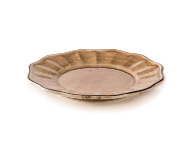 Beyaz zemin üzerine minimalist kahverengi seramik tabak.