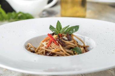 Spagetti bolognese beyaz, İtalyan yemeği tabakta.