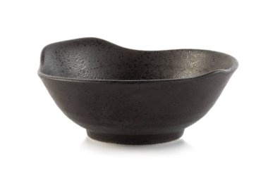 Beyaz arka plan üzerinde tek siyah seramik kase