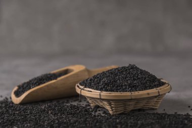 Siyah susam tahta kaşık kase