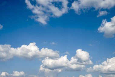 Pofuduk beyaz bulutlu parlak mavi gökyüzü