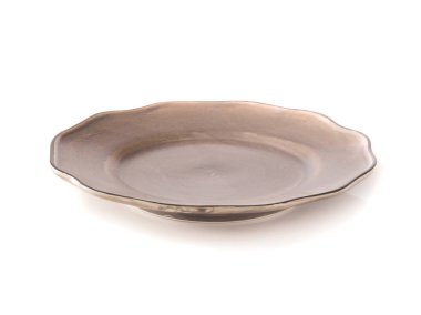 Beyaz arka plan üzerinde basit bej düz plaka.