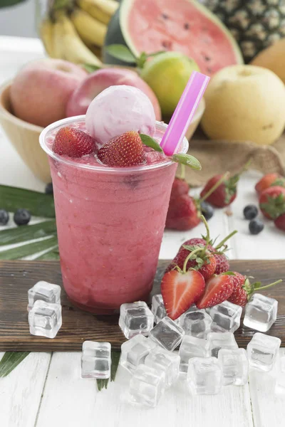 Sommer Erfrischendes Gesundes Getränk Erdbeer Smoothie Auf Holzbrett Mit Beeren — Stockfoto