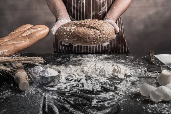 Abgeschnittene Ansicht Eines Männlichen Kochs Mit Frisch Gebackenem Brot Der — Stockfoto