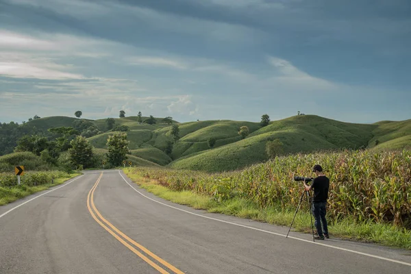 Fotógrafo Tomando Fotos Pie Carretera Cerca Del Campo — Foto de Stock