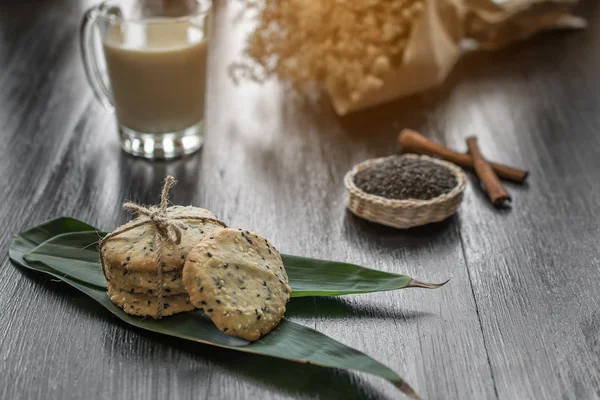 Pliki Cookie Sezamem Szklankę Mleka Domowe Słodkie Ciasteczka — Zdjęcie stockowe