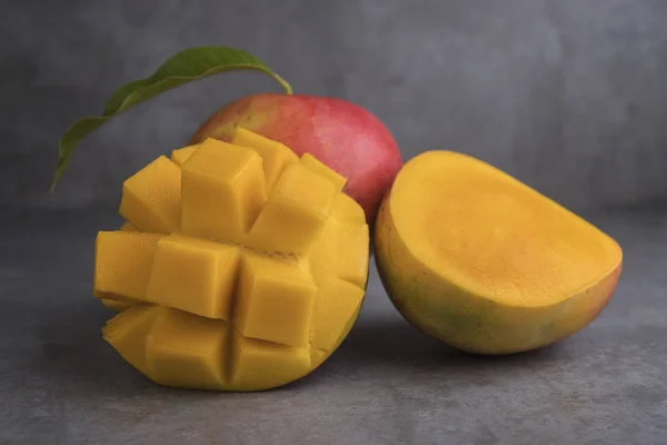 Weergave Van Mango Vruchten Grijze Tafel Sluit — Stockfoto