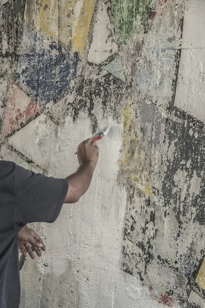 Vista Cortada Jovem Pintando Branco Sobre Parede Cimento Velho Tailândia — Fotografia de Stock