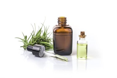 esrar uçucu yağ kabı esrar ile izole üzerinde beyaz arka plan bırakır