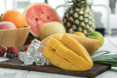 Ahşap arka plan ile meyve lezzetli Alphonso mango dilimleri.