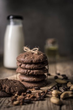 Fırından yeni çıkmış kahve çekirdekleri ile kaşu fındık çerezleri rustik ahşap masa