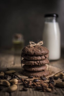 Fırından yeni çıkmış kahve çekirdekleri ile kaşu fındık çerezleri rustik ahşap masa