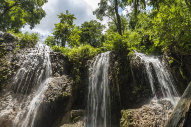 Alt görünümü şelale yağmur ormanı, Tran Sawan şelale, Tayland.