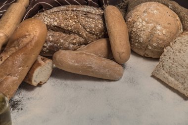 Rustik ahşap masa ekmek çeşitleri bileşimi.