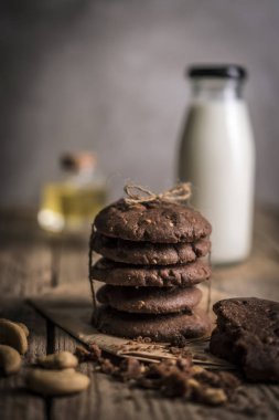 Arka plan bulanık rustik ahşap tablo çikolata kurabiye gıda kompozisyonu