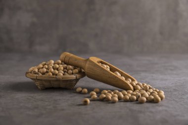 Ahşap kase soya fasulyesi ve kepçe ile