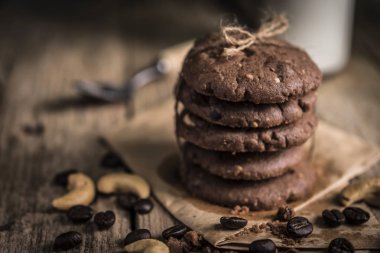 Kırsal ahşap masada taze pişmiş çikolatalı kurabiyeler.