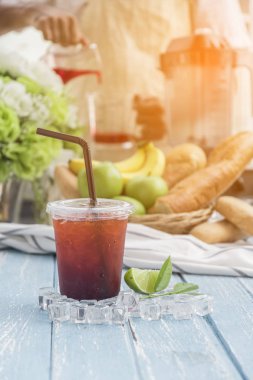 buzlu çay içecek ahşap tablo