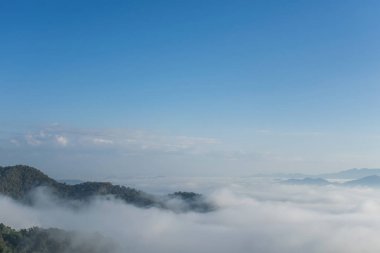 Ormanlar ve mavi gökyüzünde bulutlar dağ manzarası.