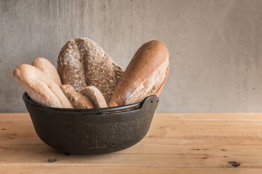 Metalik kase masada ekmek çeşitleri.