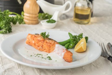 Izgara somon steak ve plaka üzerinde sebze gıda kompozisyonu.