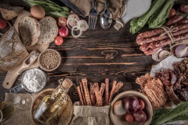 Kesme sosis, kurutulmuş et ve ekmek, natürmort gıda çerçevenin üstten görünüm.