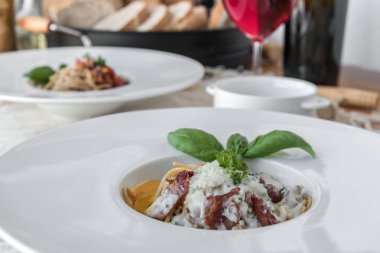 Gıda kompozisyon lezzetli ile tepesinde spagetti plakaların bolognaise sos ve fesleğen