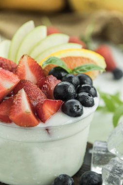 Olgunlaşmış taze meyve ve çilek salatası görünümü Kapat