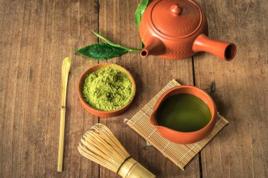 Japon matcha aksesuarları ve yeşil çay kase kompozisyonu.
