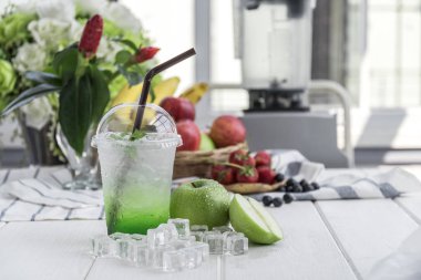 Yeşil elma İtalyan soda ahşap masanın üzerine düzenlenmiş