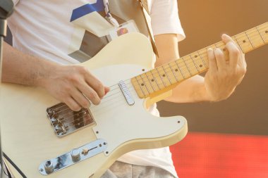 Sahne Alanı'nda bej gitar adamla.