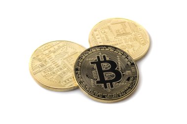 Beyaz arka plan üzerinde izole bitcoin sembolleri ile altın sikke
