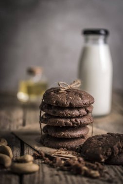 Çikolata kurabiye rustik ahşap masa üzerinde ayrıntı görünümü ile şişe süt