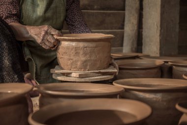Bayan potter kase kahverengi Kil heykel görünümünü kapat.