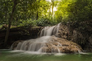 Şelale yağmur ormanı, Tran Sawan şelale, Tayland görünümünü gözlemleyerek.