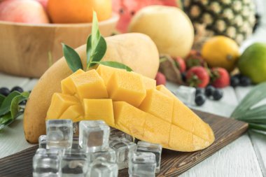 Alphonso mango dilimleri ahşap arka plan üzerine Close-up