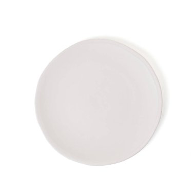 Beyaz plaka beyaz arka plan üzerinde izole üstten görünüm