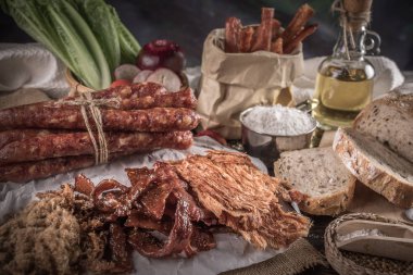 Natürmort ekmek dilimlenmiş jambon, sosis ve sebze ile,