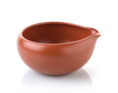 Beyaz arka plan üzerinde izole kahverengi kil Kupası.