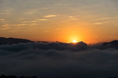 Renkli yatay, turuncu gökyüzü günbatımı.