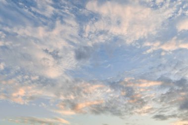 Renkli gökyüzü ve bulutlar batımında doğal arka plan