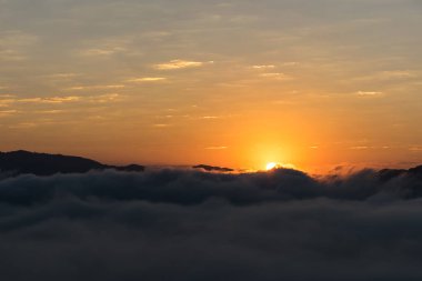 Renkli yatay, turuncu gökyüzü günbatımı.