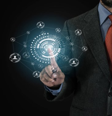 Ekonomi, teknoloji, Internet ve ağ kavramı. Genç işadamı gelecek sanal ekran üzerinde çalışma. 